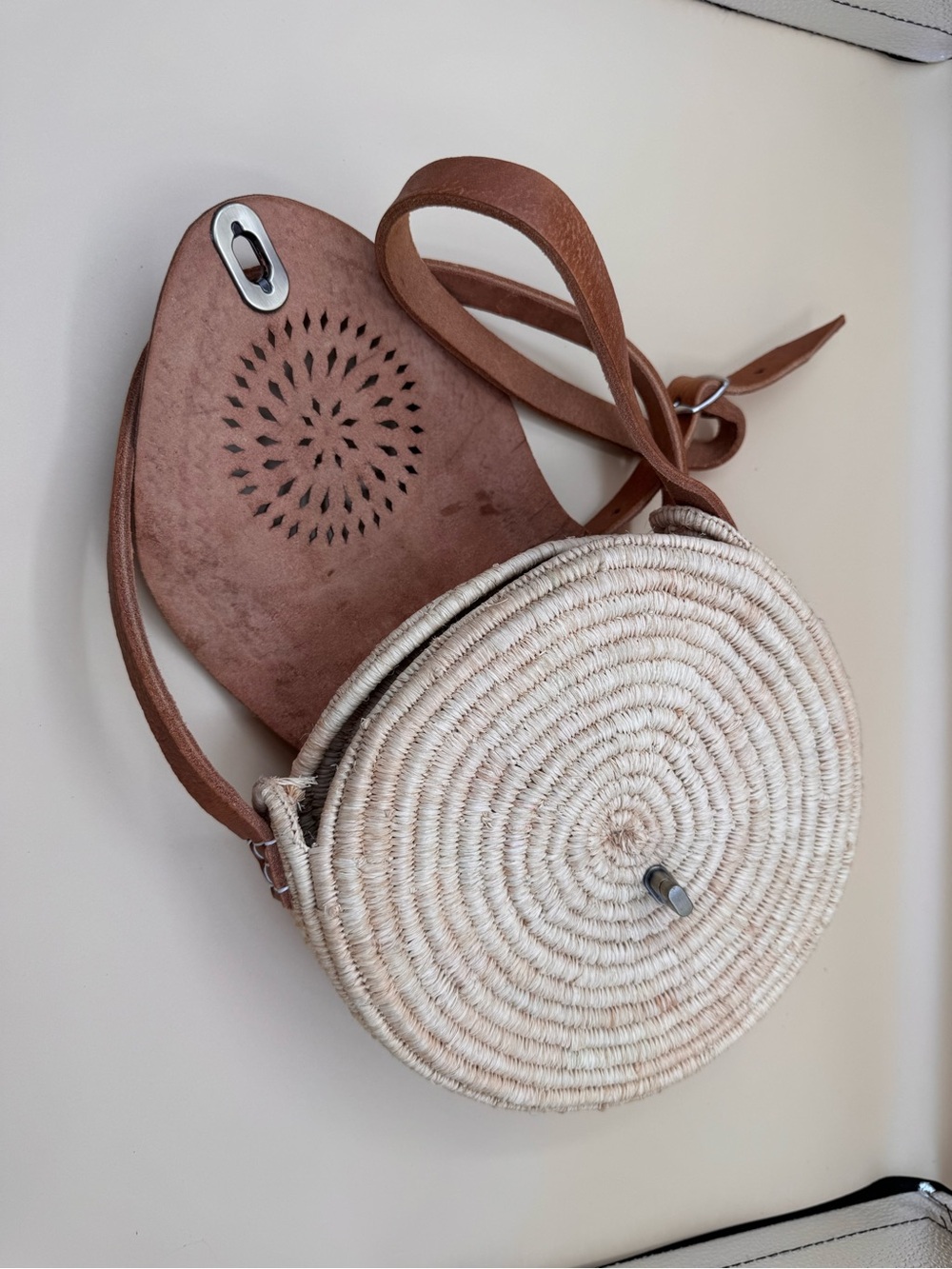 Source Unknown Beige Woven Round Crossbody with Brown Leather Flap - Picture 4 of 14